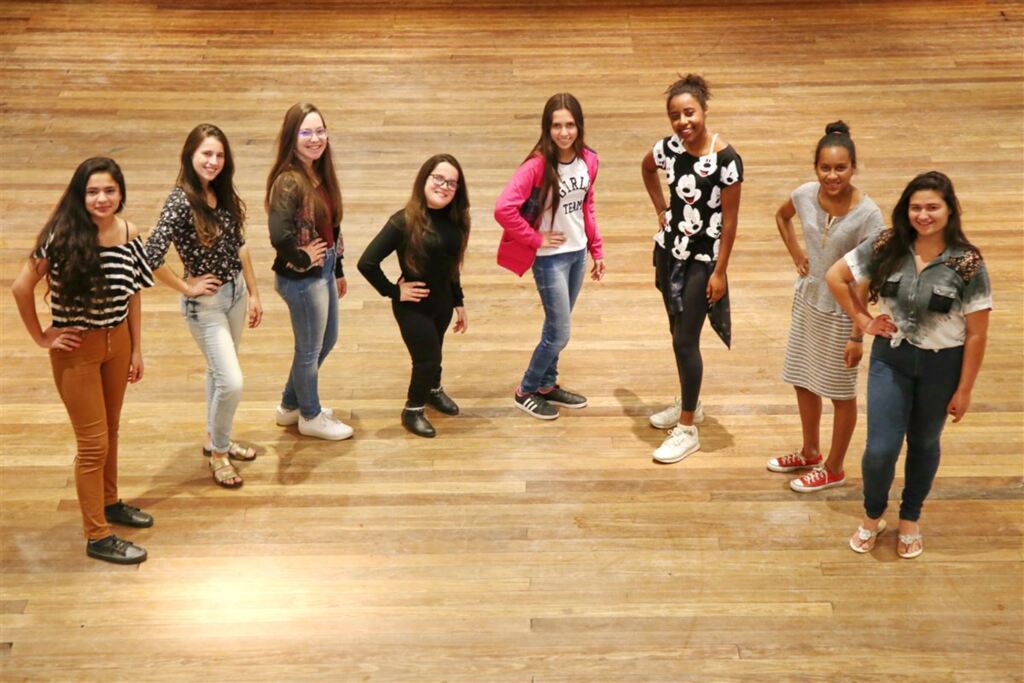 Projeto social dá festa de debutante para oito meninas de Santa Maria