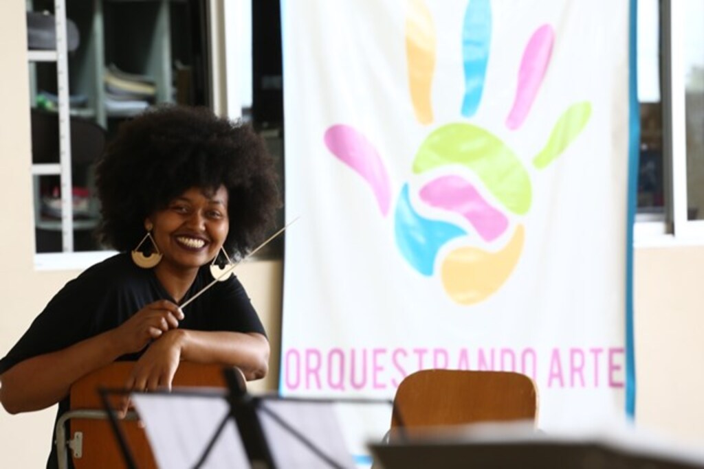 Acadêmica que ensina música em projeto social fala sobre desafios do voluntariado