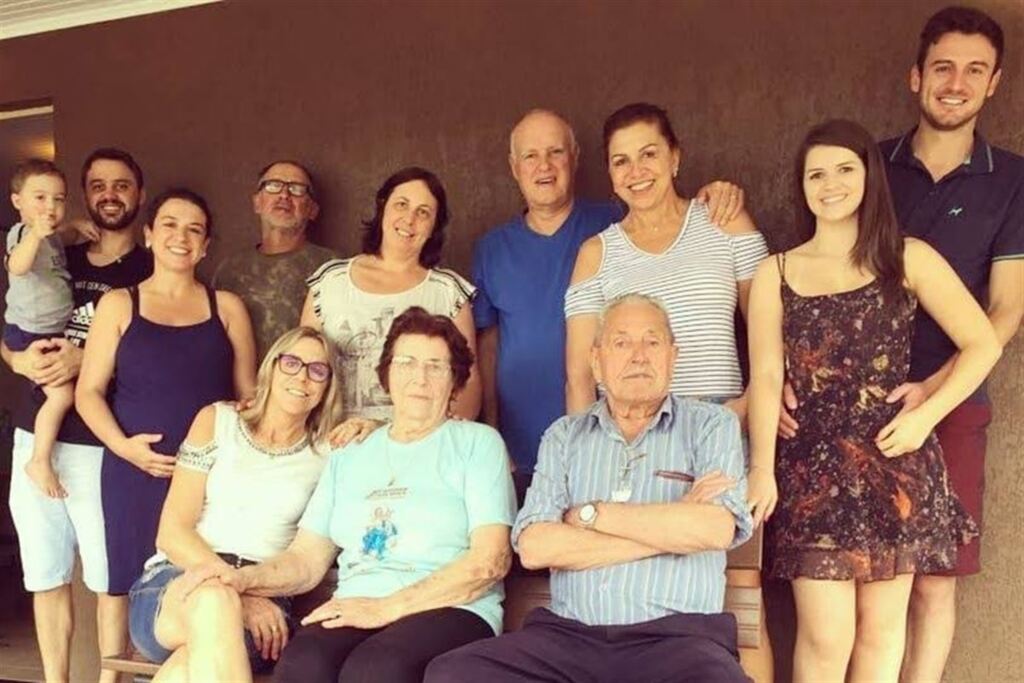 Foto: Arquivo Pessoal - Família reunida para os preparativos dos 60 anos de casamento de Jovelina Carra Baschera e Valdir Baschera