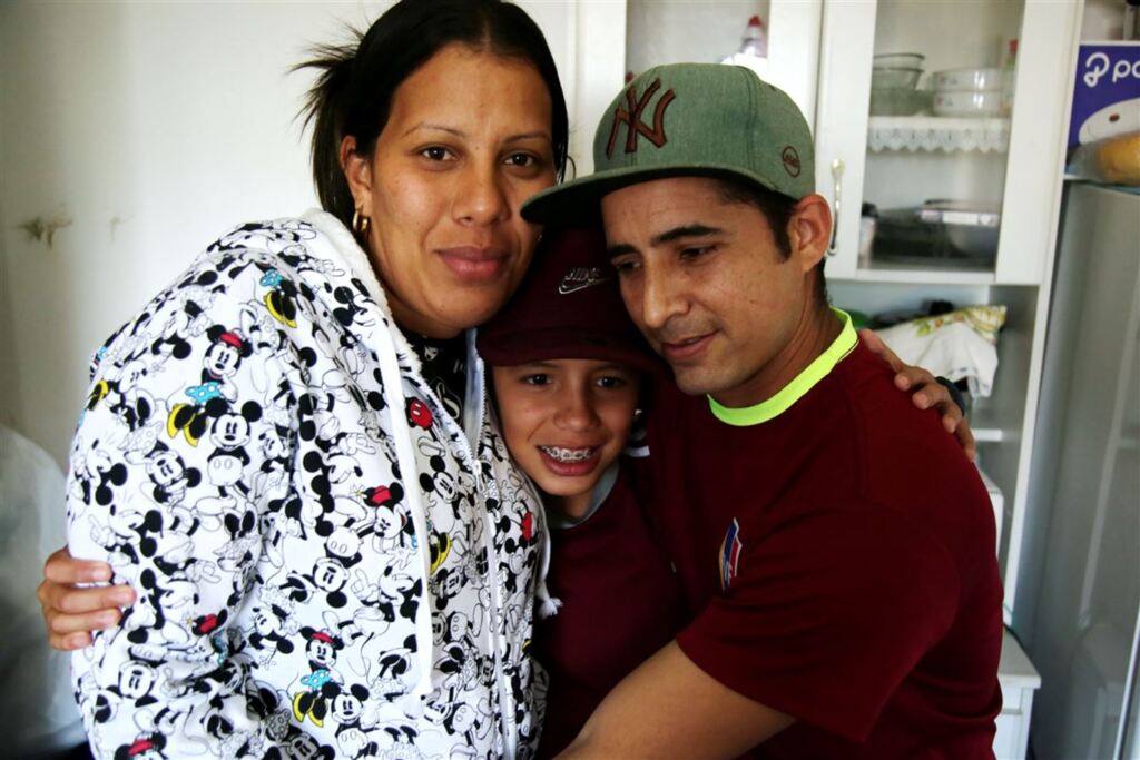 Um ano depois de se instalar em Santa Maria, refugiado venezuelano reencontra a mulher e o filho