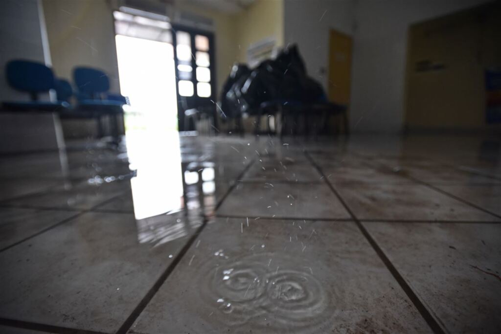 FOTOS: posto de saúde fica alagado e às escuras por causa da chuvarada em Santa Maria
