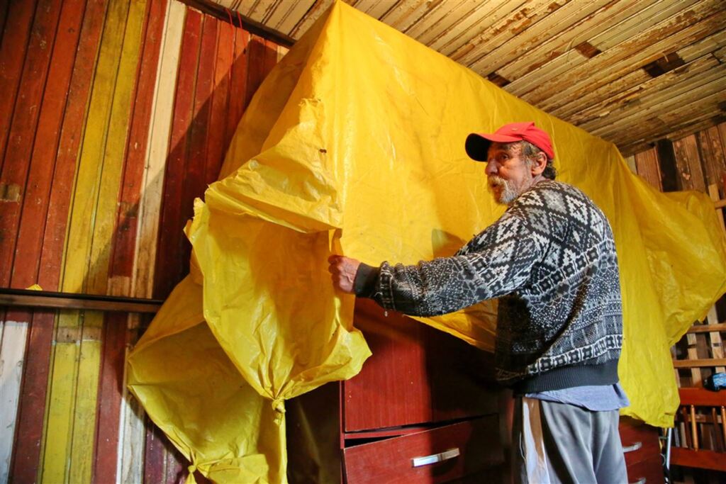 Fotos: Renan Mattos (Diário) - Casa da filha de Ari ficou alagada no Bairro Itararé