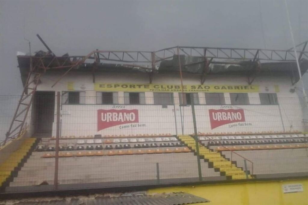Vento arranca cobertura de estádio em São Gabriel