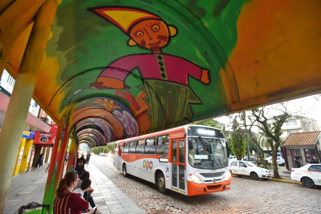 Paradão da Rio Branco é mais um ponto de ônibus a receber grafitagem
