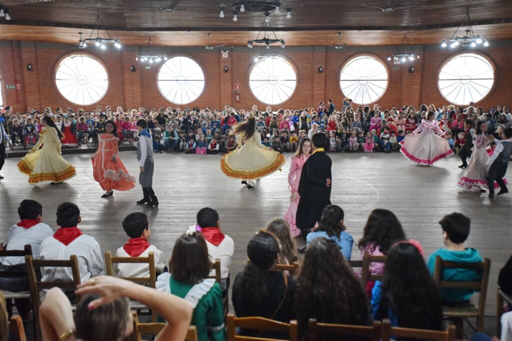 FOTOS: CTG de Santa Maria recebe alunos de escolas para festejos farroupilhas