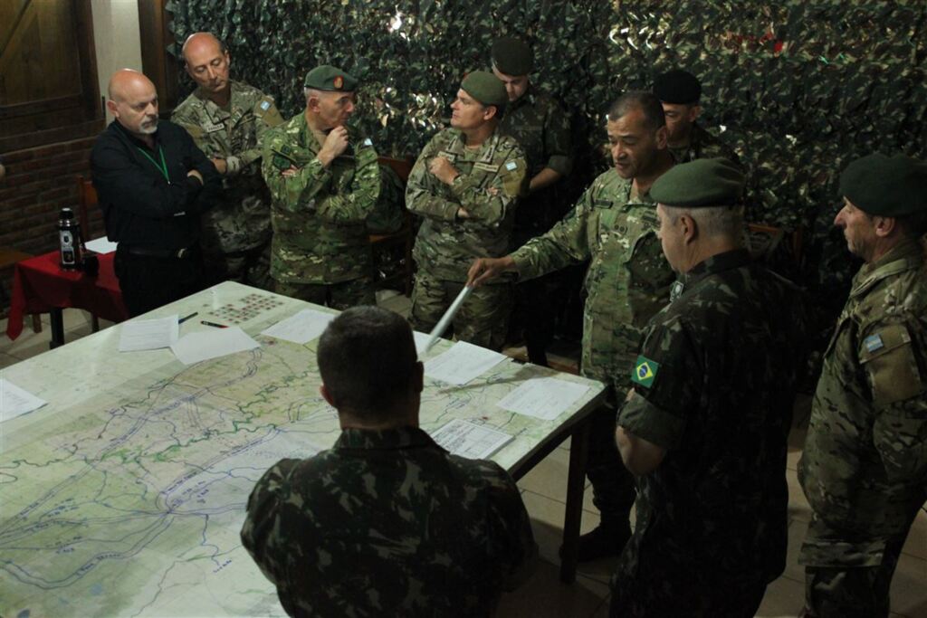 Militares argentinos e brasileiros se unem para simulações de combate em Santa Maria