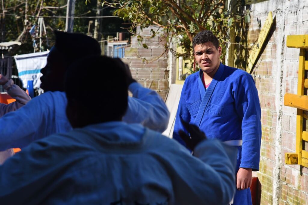 Foto: Gabriel Haesbaert (Diário) - Judoca há 13 anos, Castronovo ensina o esporte a crianças e adolescentes no Centro Comunitário Estação dos Ventos