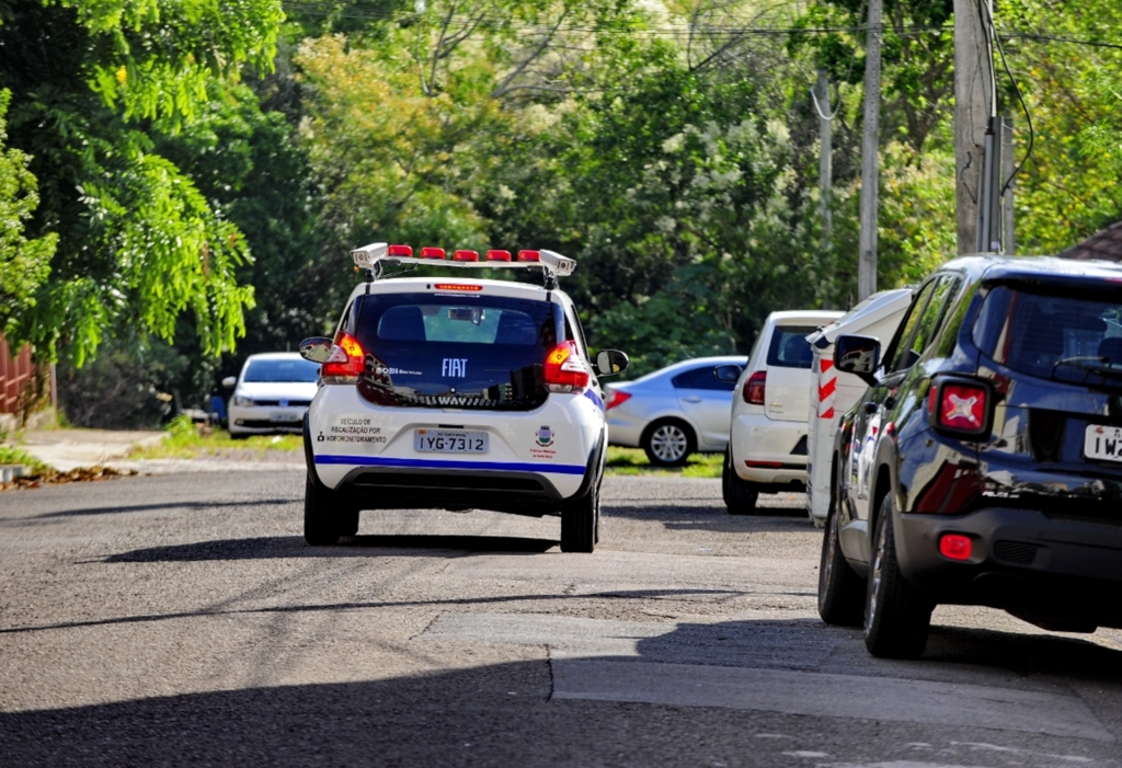 Multas de trânsito na Zona Azul triplicam após uso de carro que ajuda na fiscalização