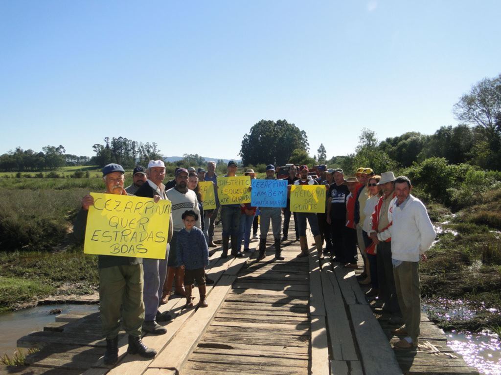 Foto: Franciele Volpatto/Jornal Águas da Serra - Grupo bloqueou ponte de acesso ao distrito por cerca de uma hora para cobrar melhoria da estrada municipal