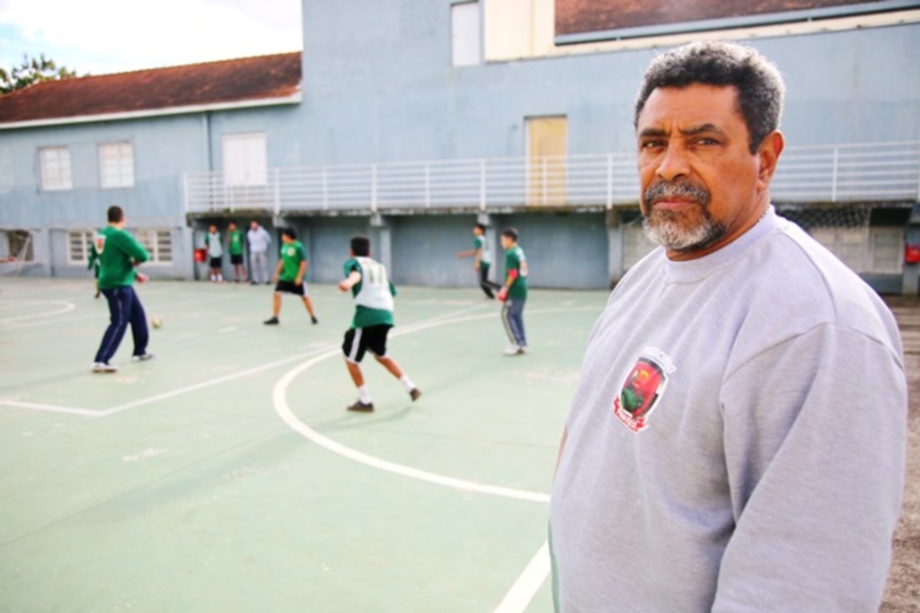 Policial federal aposentado ensina futebol para jovens no projeto social da Associação Amigos do Riograndense