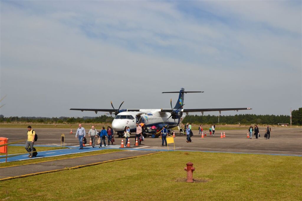 Deni Zolin (Diário) - Avião da Azul chega ao aeroporto de Santa Maria