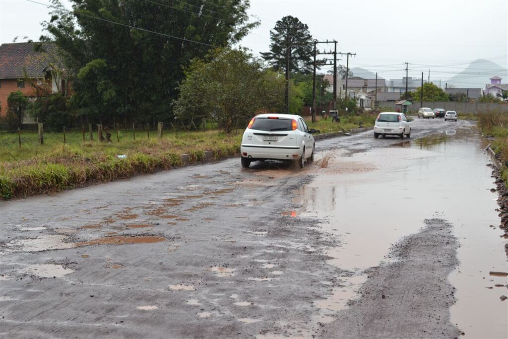 Prefeitura ainda não tem prazo para concluir o asfalto na estrada de Pains
