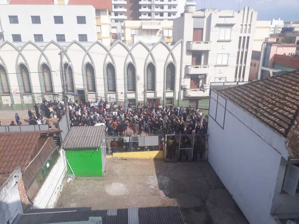 Igreja realiza ato de posse em frente ao antigo prédio do Macondo