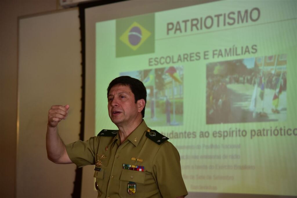 Foto: Gabriel Haesbaert (Diário) - General Giovany Carrião de Freitas propõe que comércio e escolas sejam decoradas com as cores do Brasil