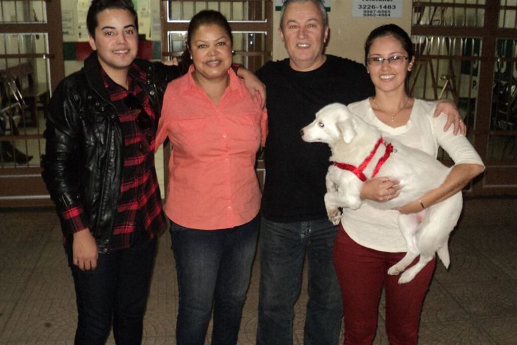 Fotos: Arquivo Pessoal - Em família: o filho Pedro (a partir da esq.), a esposa Luiza, a filha Dandara (repórter do Diário) com a pet Meg no colo