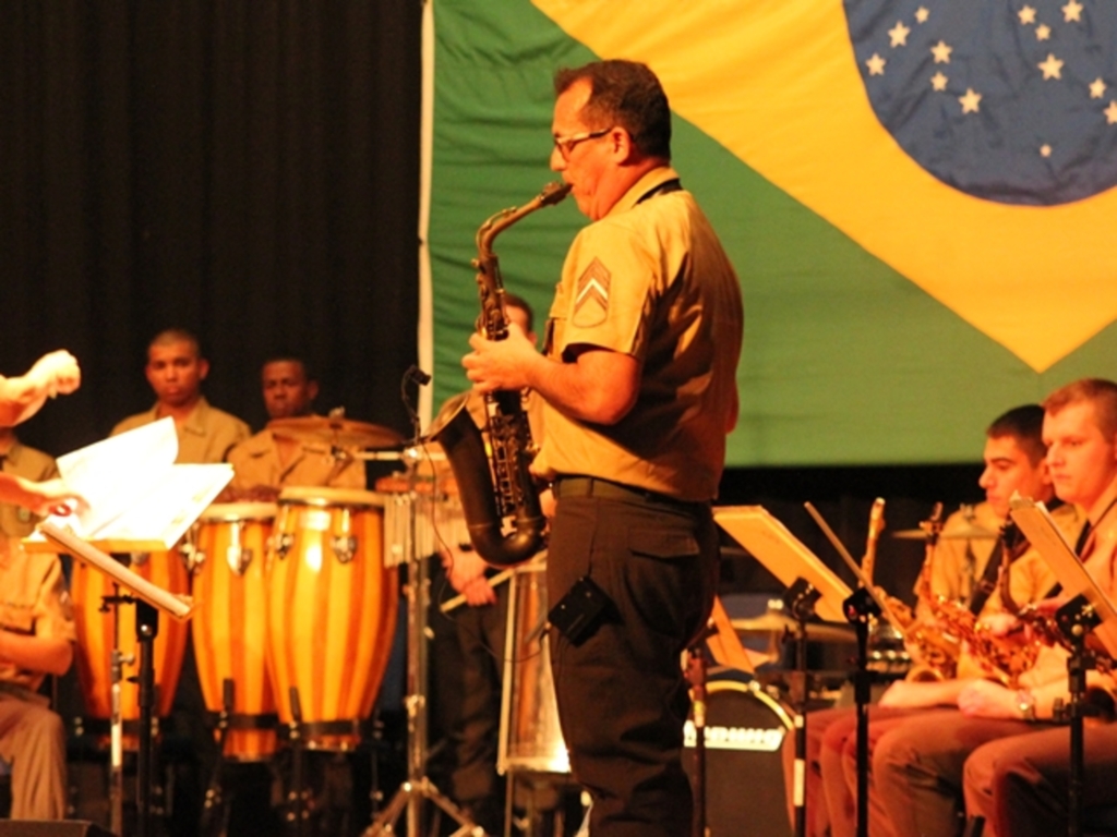 Foto: Divulgação - Bandas militares e artistas locais fizeram apresentação especial na noite de quarta-feira, no Colégio Santa Maria
