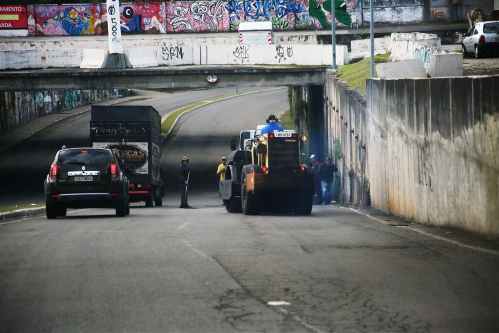 Foto: Renan Mattos (Diário) - Enquanto tenta obter empréstimo de R$ 50 milhões para recuperar vias asfaltadas, prefeitura tem única equipe para tapa-buracos