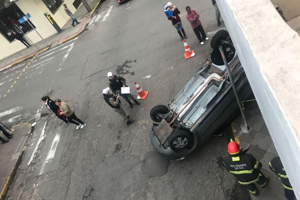 Após colisão, veículo capota no centro de Santa Maria