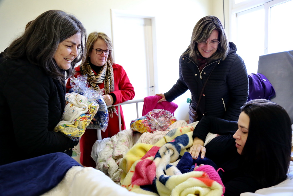Mães da Kiss entregam roupas de lã para bebezinhos