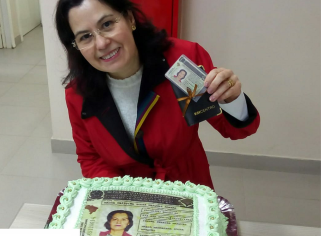 Aos 56 anos, mulher conquista primeira CNH e comemora com bolo personalizado