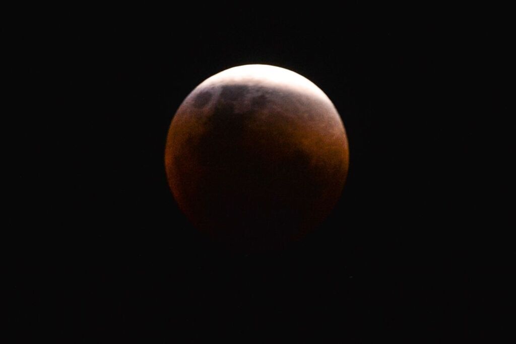 Maior eclipse total da Lua do século 21 ocorre nesta sexta