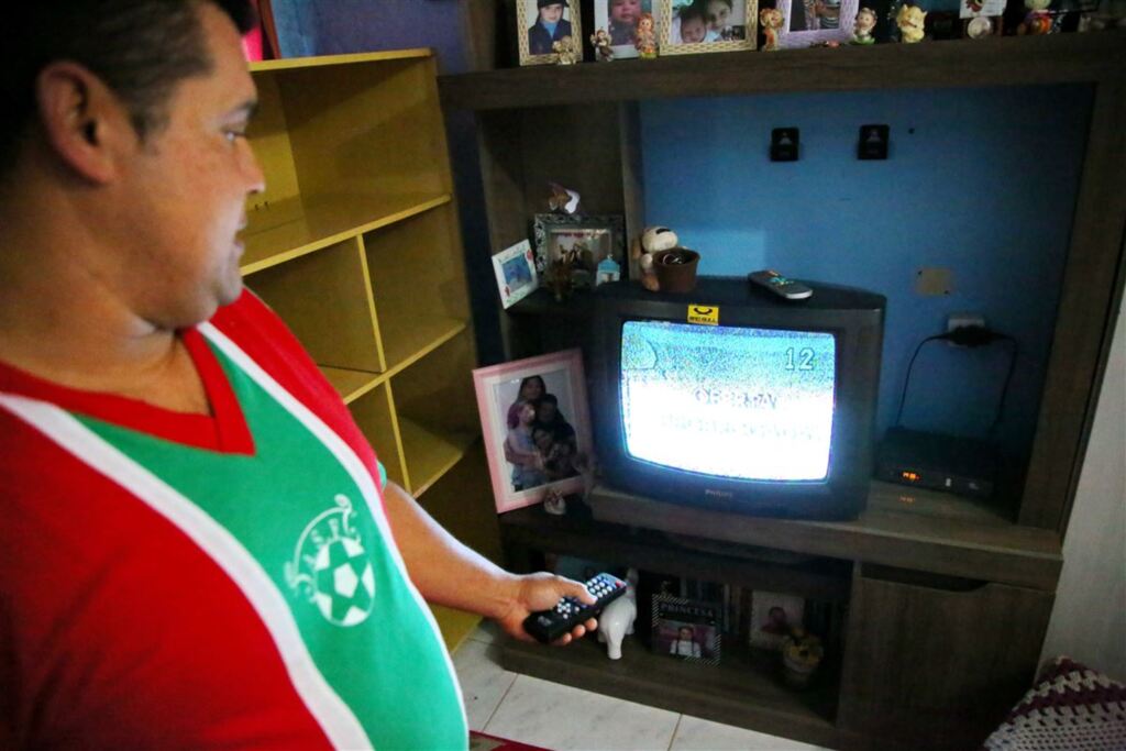 Foto: Renan Mattos (Diário) - Éder dos Santos pretende instalar o conversor para continuar usando a antiga TV de tubo