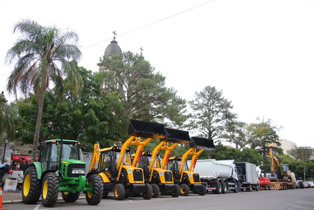 Foto: Gabriel Haesbaert (Diário) - Máquinas, caminhões e implementos agrícolas entregues pelo governo federal foram exibidos ontem na Avenida  Rio Branco. O lote custou R$ 5 milhões