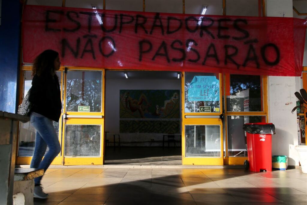 Foto: Renan Mattos (Diário) - Faixa foi fixada na entrada do Restaurante Universitário (RU) há cerca de 20 dias