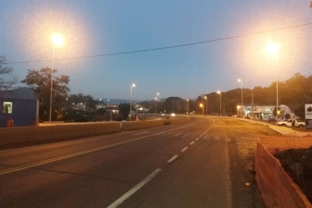 Foto: Divulgação - Ligada iluminação de trecho da duplicação da travessia urbana de Santa Maria, entre trevo da rodoviária e trevo do Castelinho