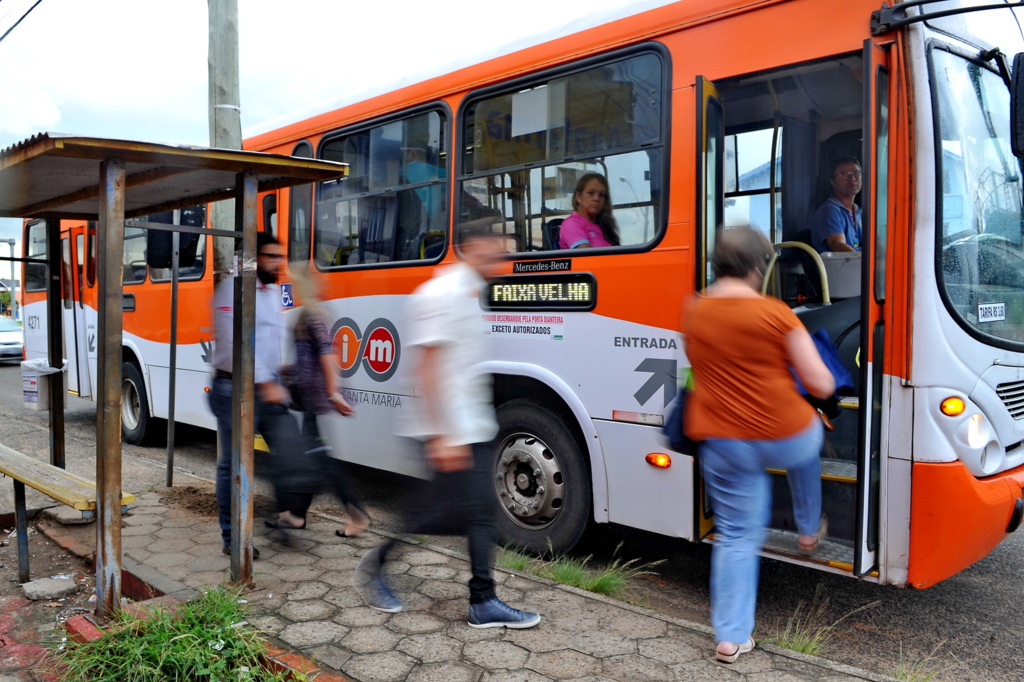 Linhas de ônibus terão alterações de horários durante jogo do Brasil nesta sexta