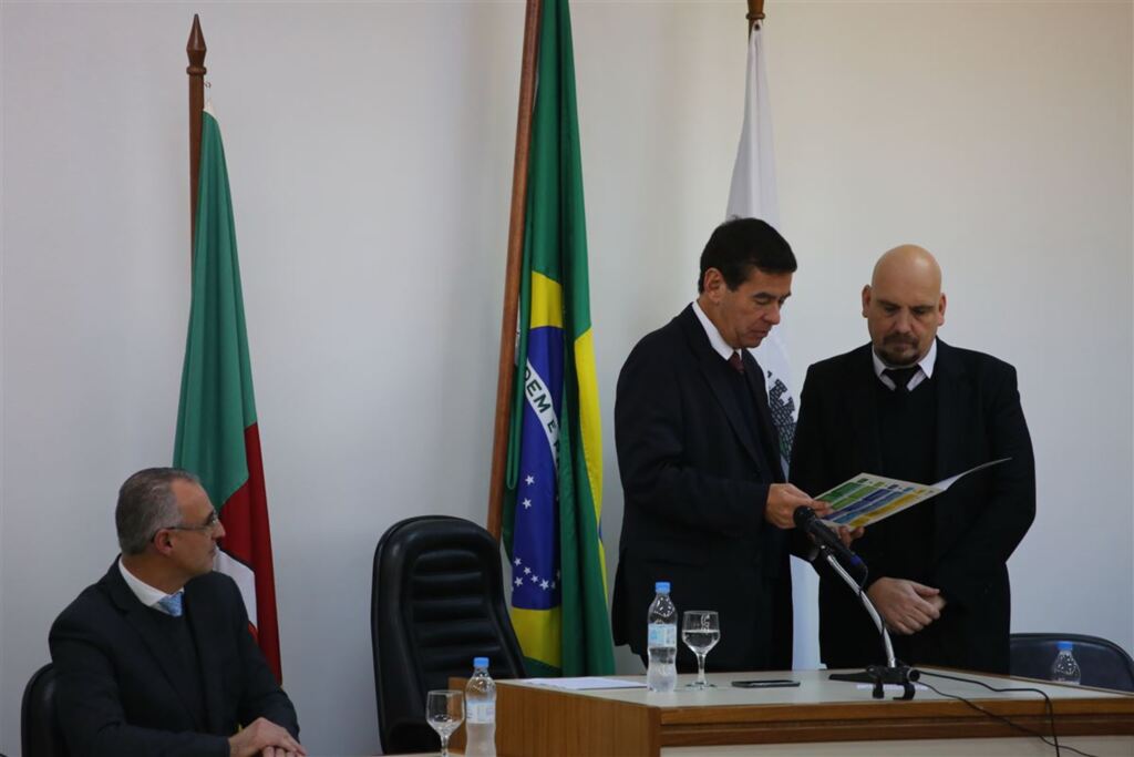 Foto: Gabriel Haesbaert (Diário) - Presidente do TJ, ao centro, formalizou instalação da VEC junto ao juiz Leandro Sassi