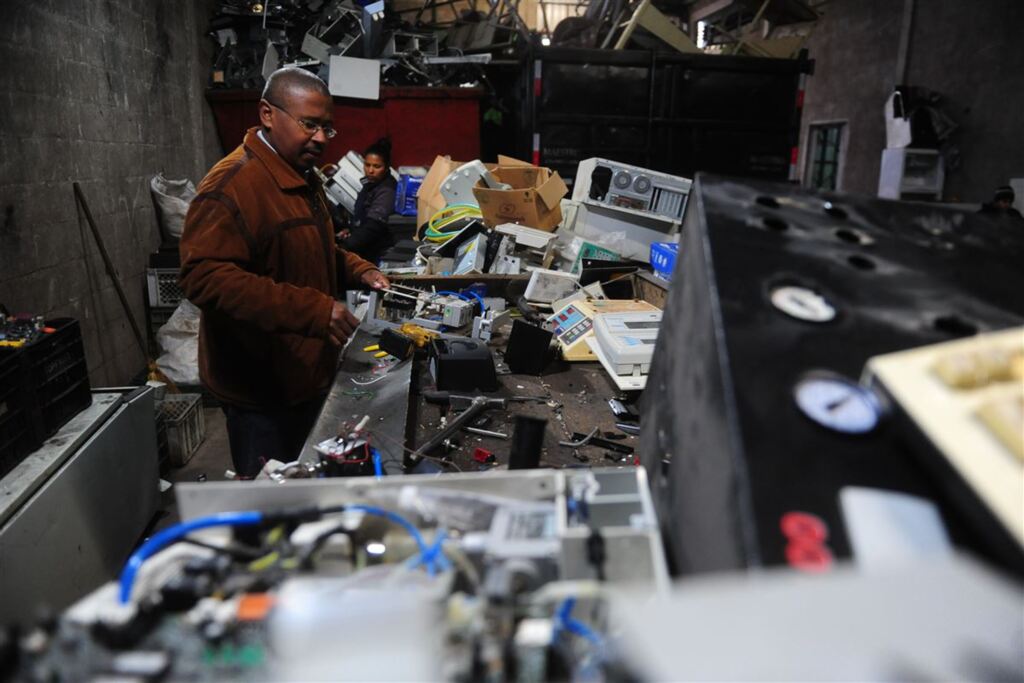 Foto: Renan Mattos (Diário) - No local, no Bairro Uglione, equipe faz a separação das peças e envia para recicladoras