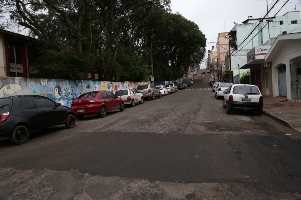 Foto: Charles Guerra (Diário) - Estruturas em más condições estão sendo retiradas das ruas da cidade, como o redutor que havia em frente à escola Maria Rocha, na Rua Conde de Porto Alegre. No local, serão colocadas faixas elevadas