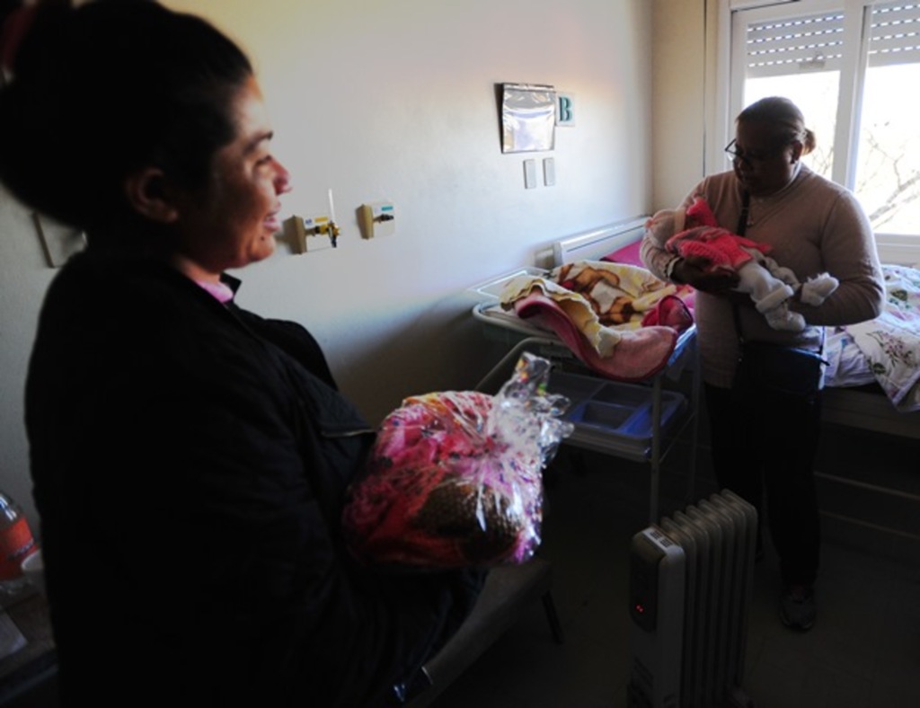 Mães de vítimas da Kiss arrecadam lã para confeccionar roupas de bebês