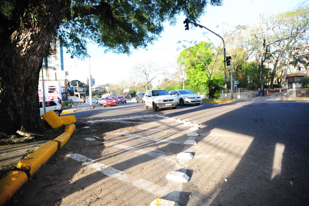 Motoristas removem blocos de concreto da Avenida Medianeira