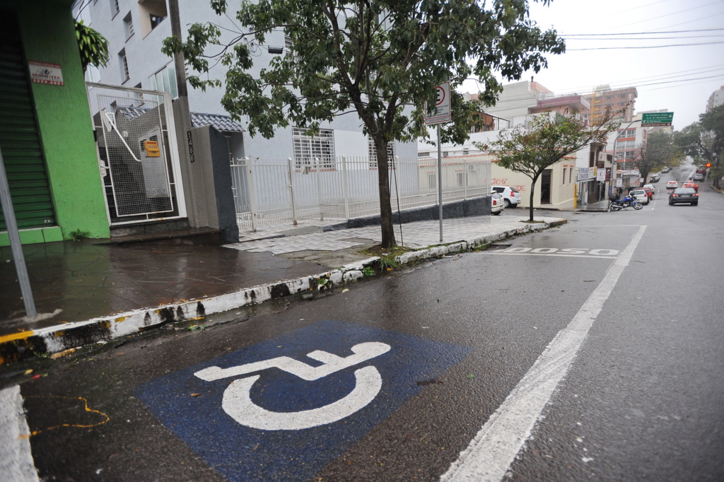 Foto: Renan Mattos (Diário) - Vagas de estacionamento para pessoas com deficiência