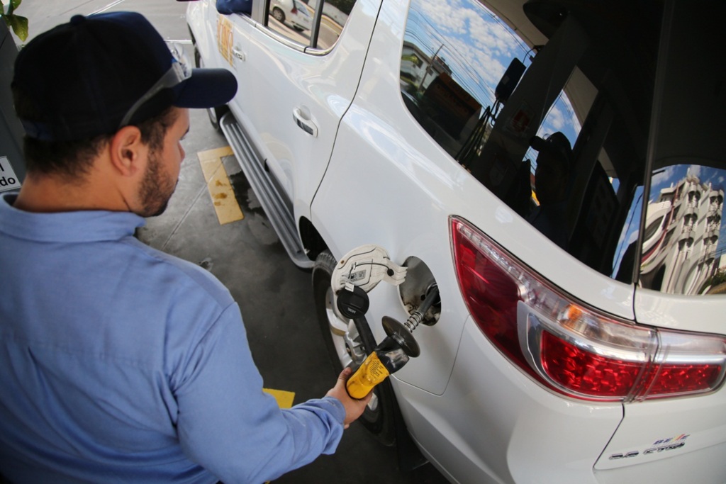 PESQUISA: preço da gasolina varia entre R$ 4,66 e R$ 4,96 em Santa Maria