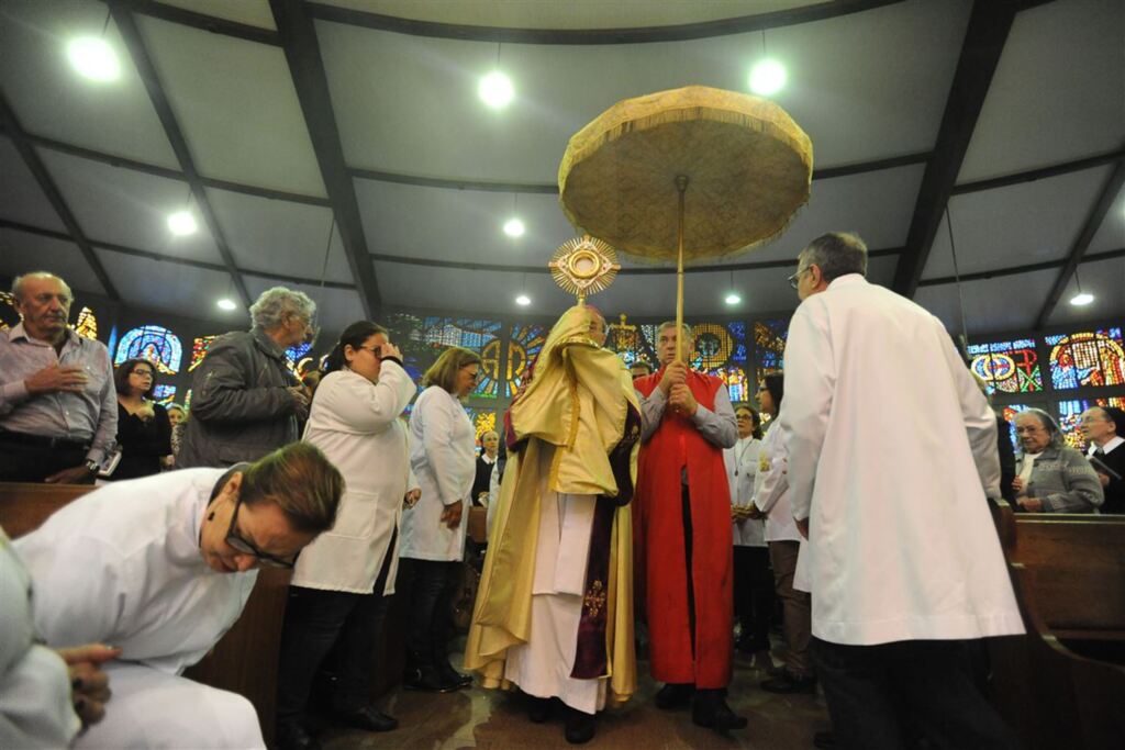 FOTOS + VÍDEO: Procissão de Corpus Christi emociona fiéis em Santa Maria