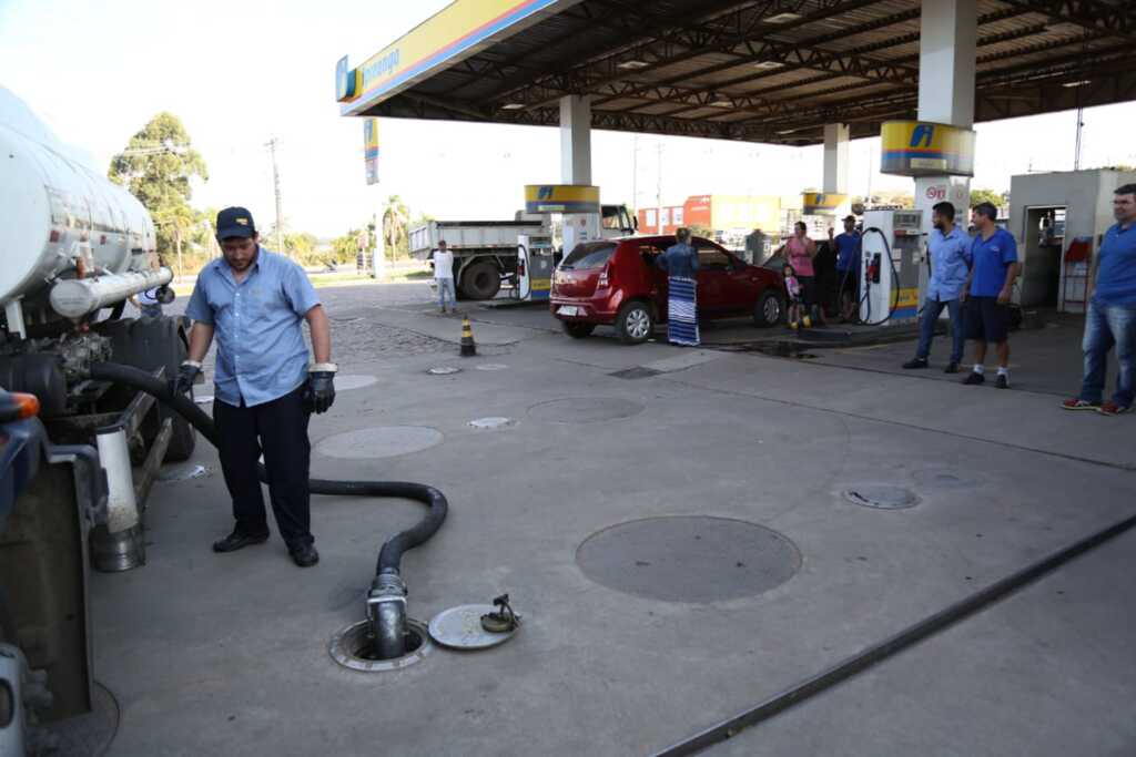 PESQUISA: postos recebem combustível nesta terça. Veja onde há gasolina e etanol