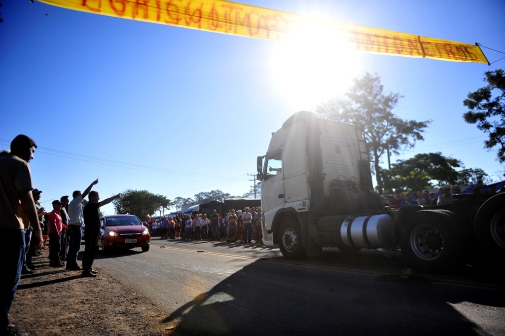 Manifestantes bloqueiam passagem de caminhoneiros em 11 pontos da Região Central