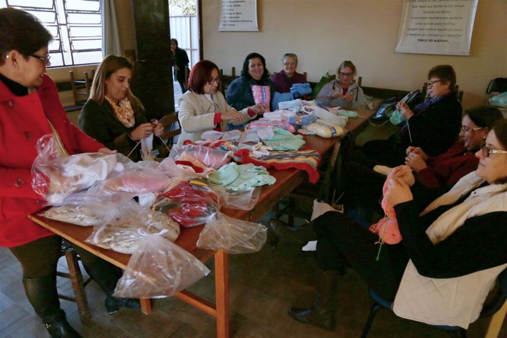 Artesã se reúne com grupo de mães para fazer enxoval de bebê para famílias carentes