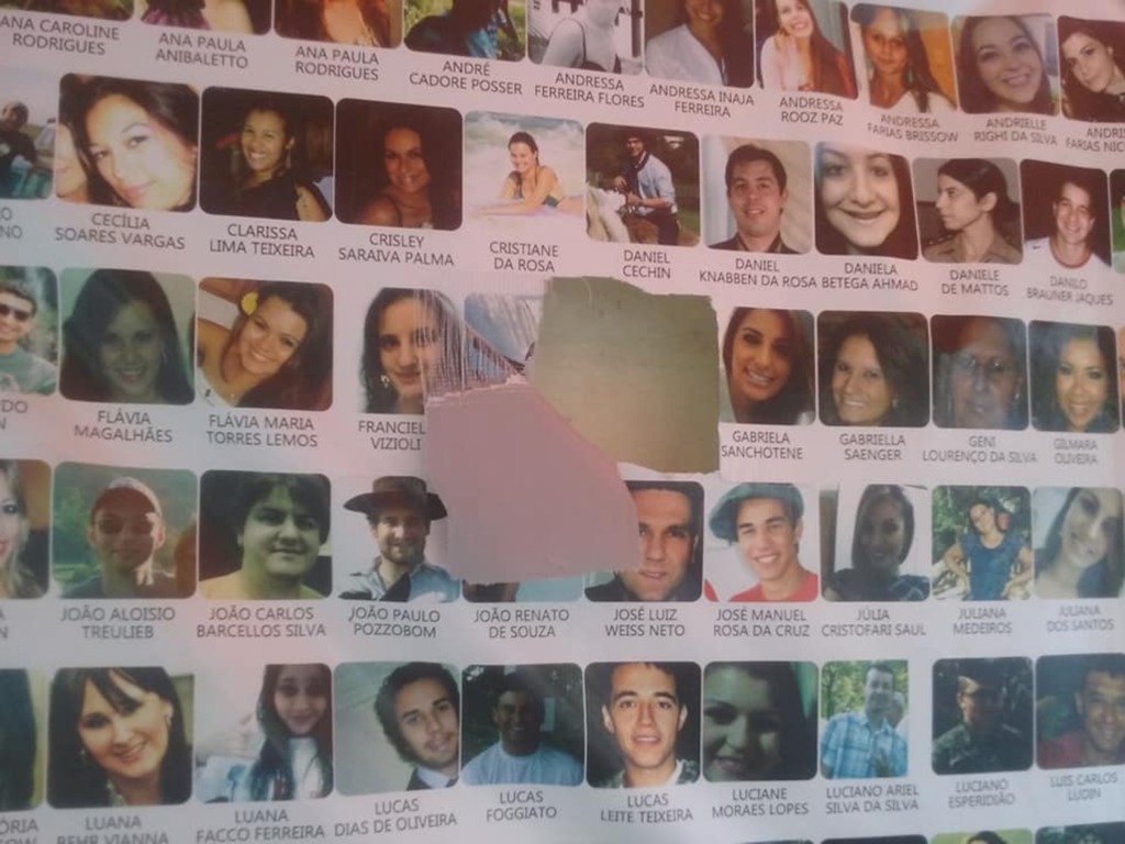 Foto: Flávio Silva (AVTSM) - Banner das vítimas da tragédia da Boate Kiss