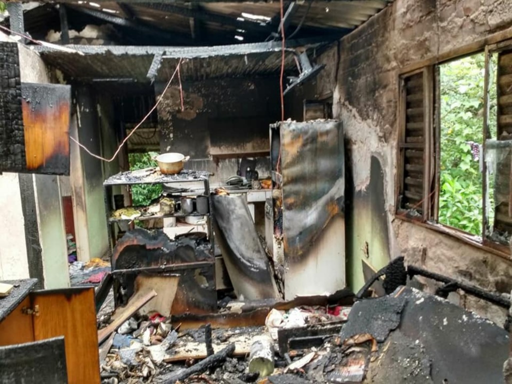 Família que teve casa incendiada nesta madrugada em Santa Maria precisa de doações