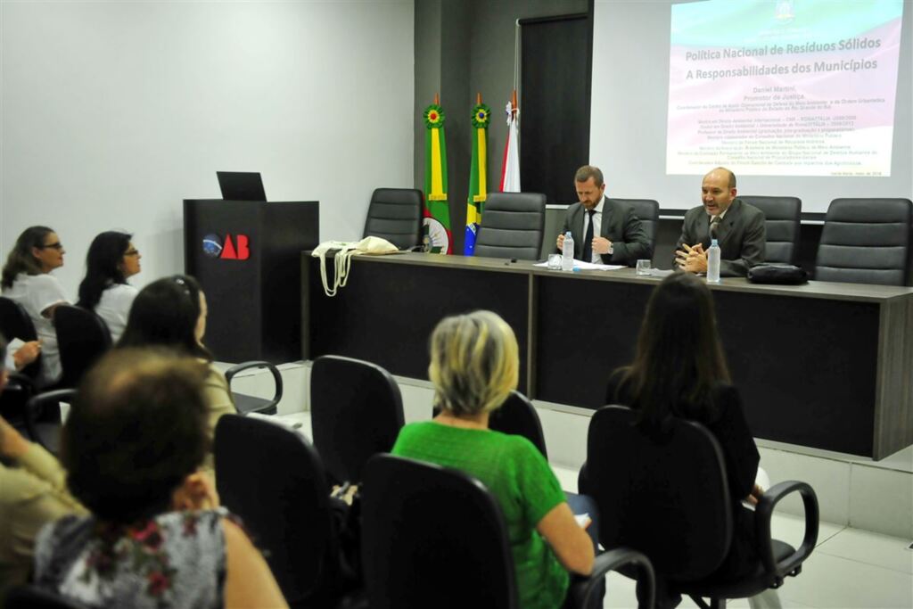 Foto: Renan Mattos (Diário) - À esquerda, o promotor Daniel Martini ao lado de Maurício Trevisan