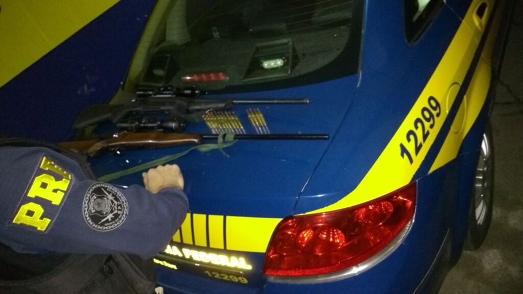 PRF encontra rifles de uso restrito em veículo em Rosário do Sul