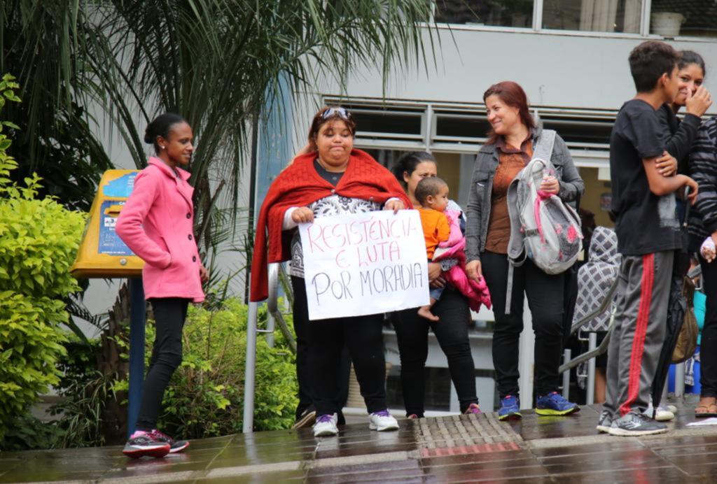 Após 6 horas de ocupação, moradores da Vila Resistência deixam a prefeitura