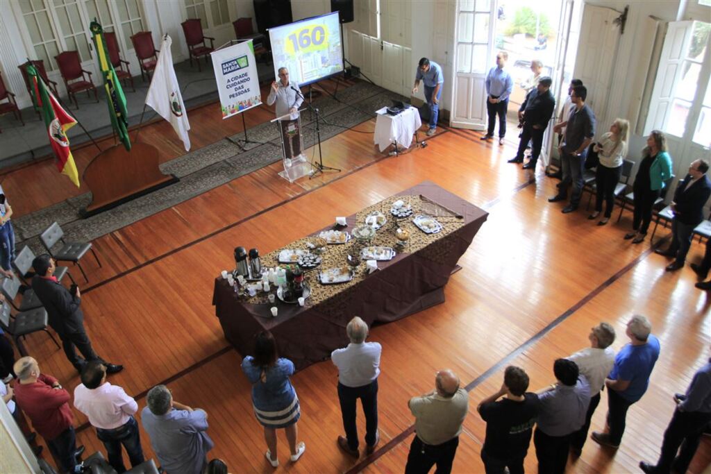 Foto: Deise Fachin (Prefeitura de Santa Maria) - O prefeito, Jorge Pozzobom, apresentou o calendário durante um evento para convidados