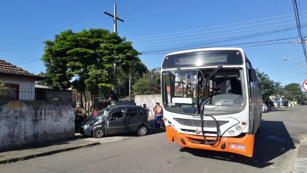 Carro invade pátio de casa após se chocar com ônibus em Santa Maria