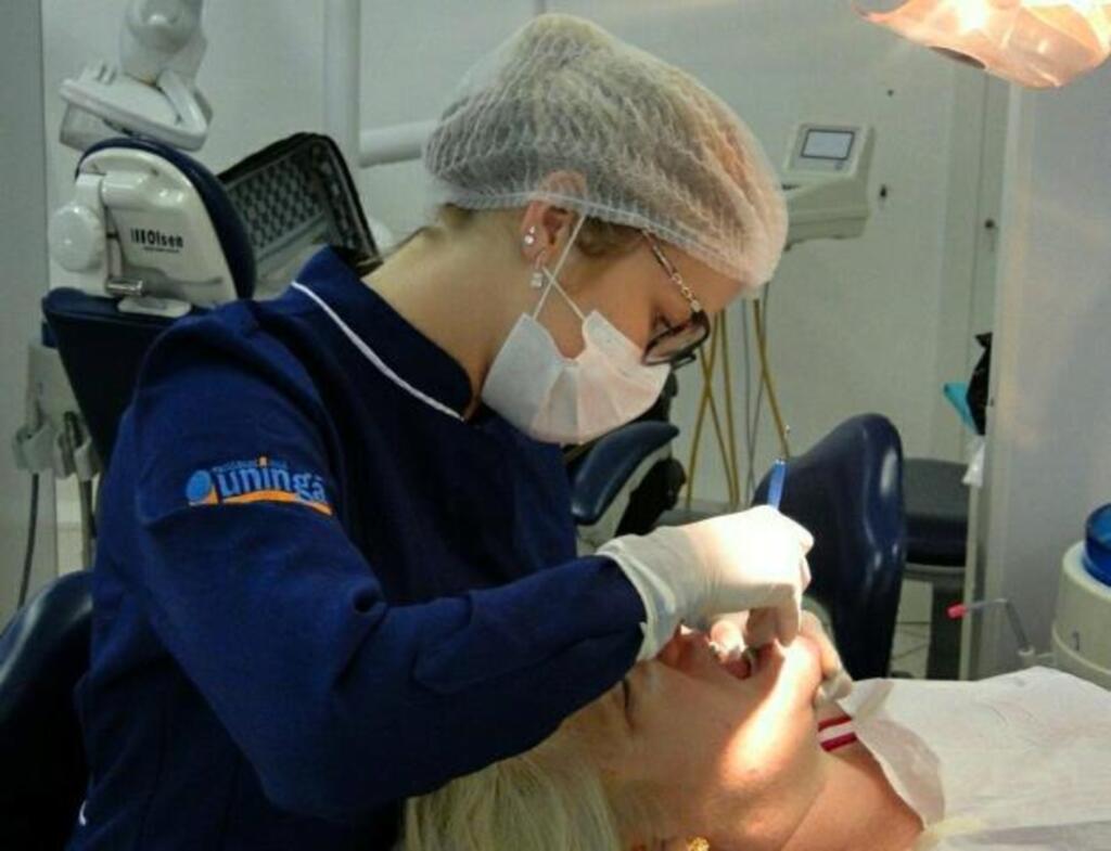Pós-graduação faz avaliações gratuitas para implantes dentários