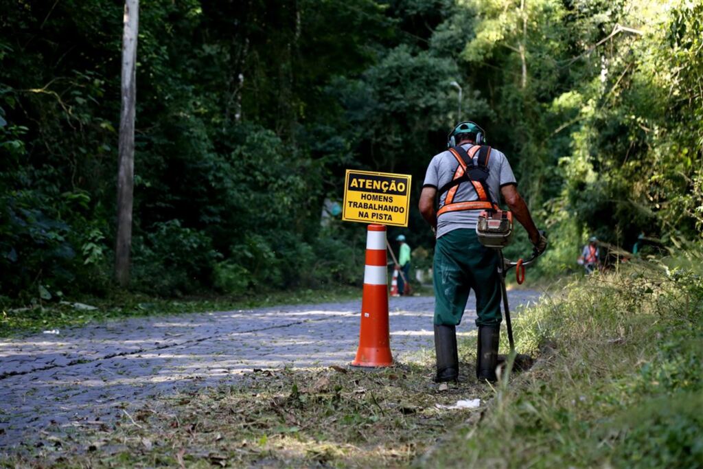 Estrada do Perau recebe limpeza, mas buracos permanecem